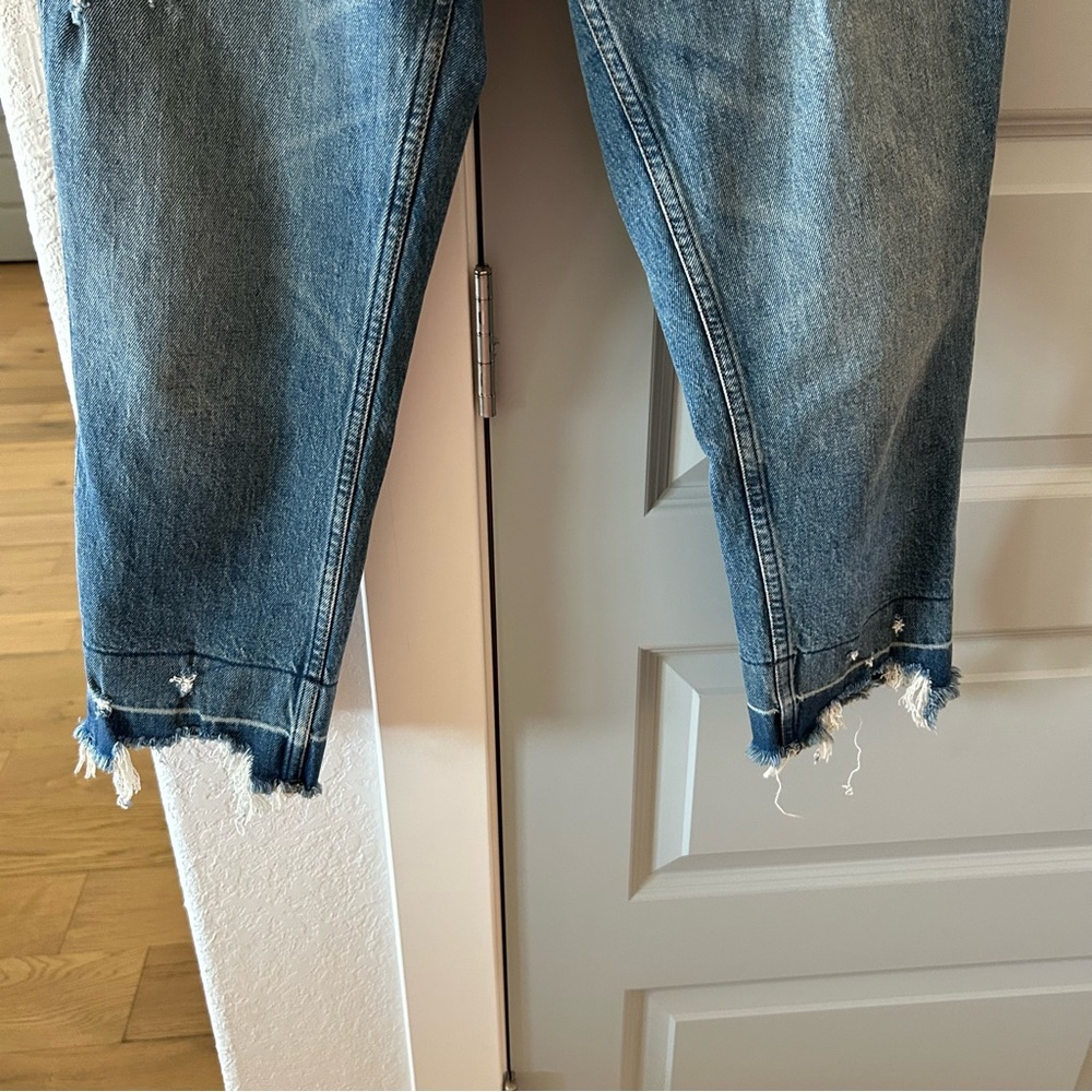 Abercrombie High Rise Mom Jeans Distressed SHORT - Picture 4 of 6